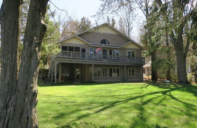 Fabulous Family Retreat, on Quiet Beyers Cove of Green Lake