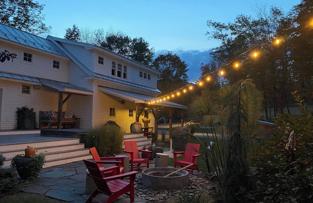 Fabulous Farm House! hot tub, gym, speakeasy, 3 bedroom, minutes to Stowe Resort