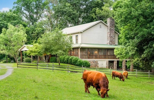 Fabulous Farmhouse near Clarksville, TN