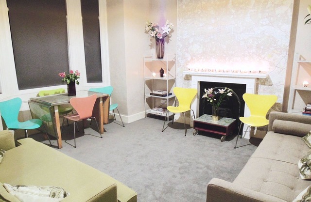 Fabulous & Funky 3 Bedroom Flat in East London. Close to Underground & 24h Tesco