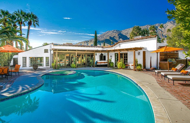 Fabulous home w/mountain views, saltwater pool/spa & bocce