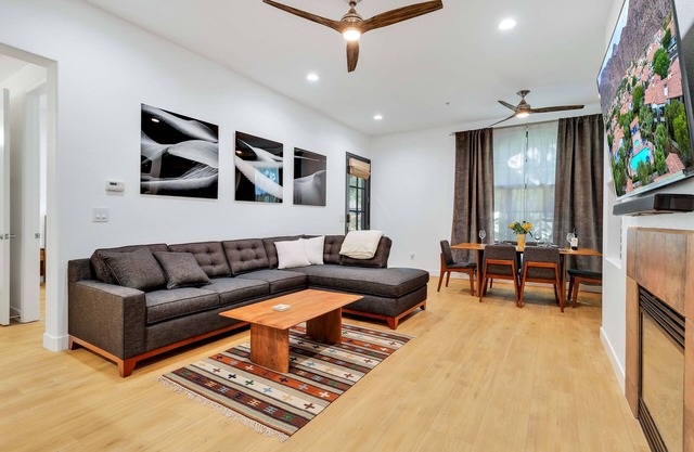 Fabulous King 2BR/2BA/2Car Legacy Villa near Pool