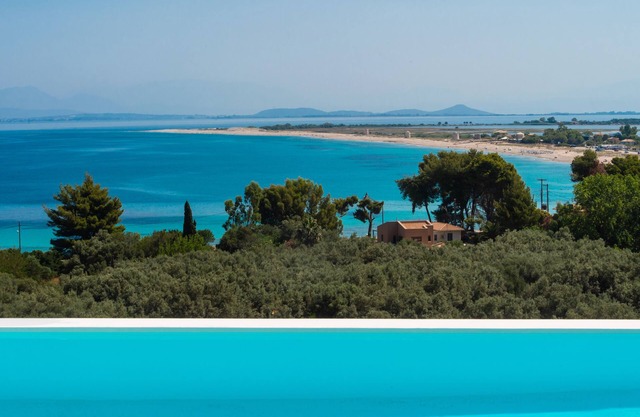 Fabulous modern villa w/private pool and stunning seaviews, next to the beach