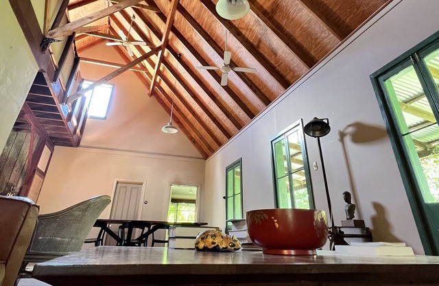 Fabulous off-grid creative farmhouse w/ luxury artist studio!