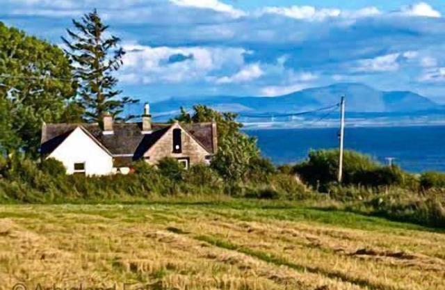 Fabulous rural cottage a 10 minute walk to the beach with stunning view all around. Ideal for summe