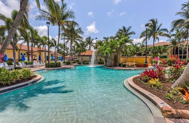 fabulous waterfront resort, 3 pools, lazy river, walk to 5th Ave!