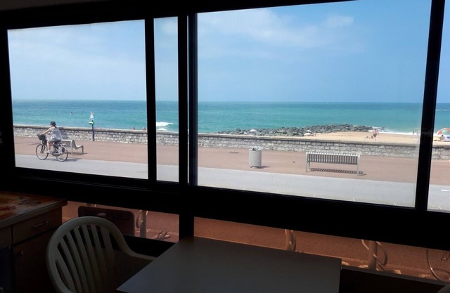 FACE TO THE CENTRAL BEACH for this pleasant T2 of 40m².