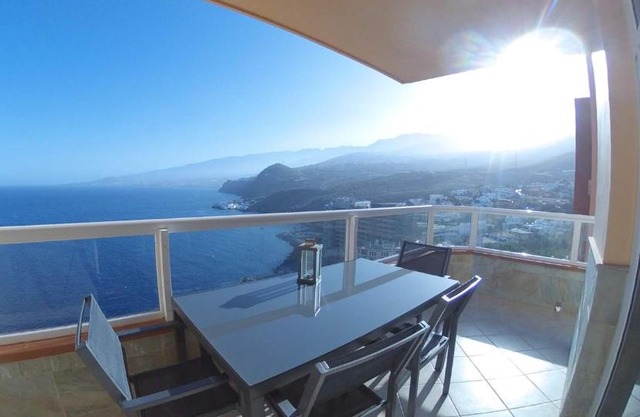 Facing the ocean - Full appt with 2 double bedroom