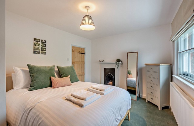 Fair Maids Cottage - Two Bedroom House, Sleeps 4