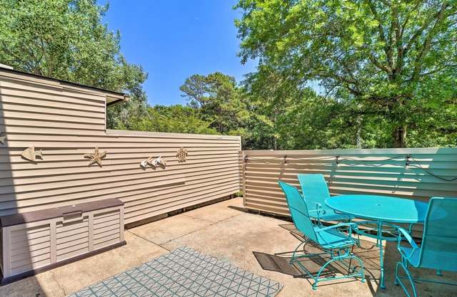 Fairfield Bay Condo w/Patio < 5 Mi to Lake!