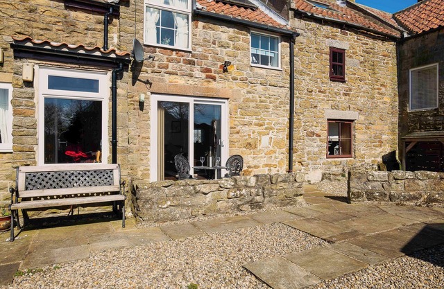 FAIRHAVEN COTTAGE, pet friendly, with open fire in Ugthorpe