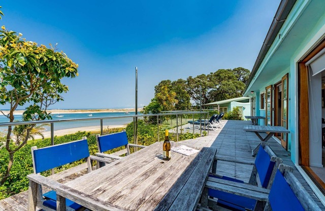 Fairport House - Sunny holiday home with large decks, lovely views and a short stroll to the estuary