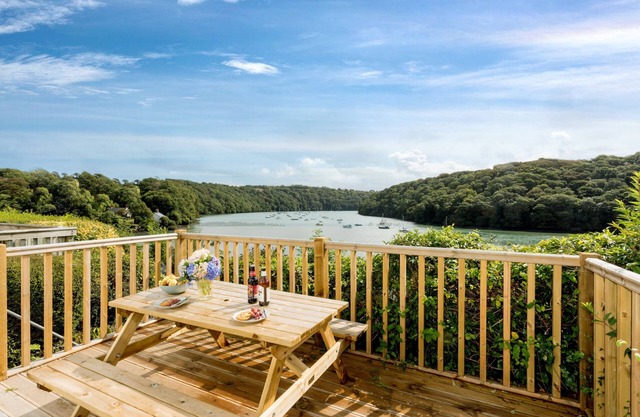 Fal River Cottage - sleeps 3 guests in 2 bedrooms