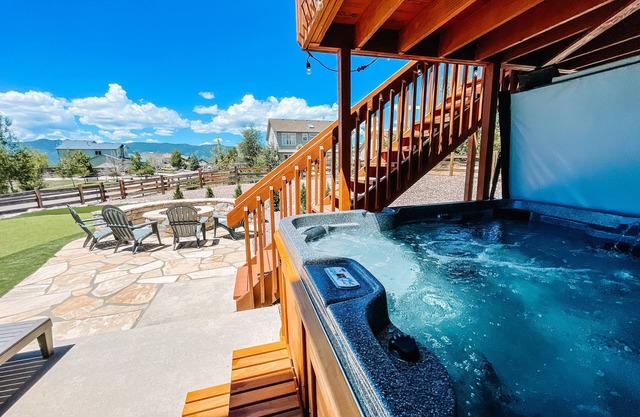 ✶Falcon's Nest✶hot tub/games/mins to USAFA &hiking
