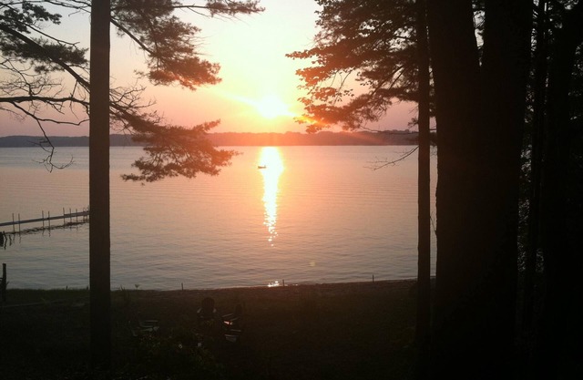 Falconhurst: Cottage on lake near town and dunes!