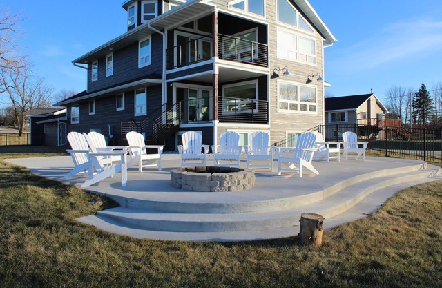 Fall Bayfront Luxury | Kayaks + Near Lambeau Field