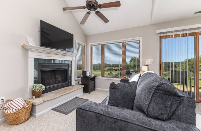 Fall Break @ Poplar Ridge! Amazing Golf Course View with Access to Pools!