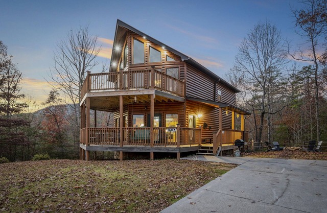 Fall color/Romantic 2BR Sevierville Escape w/Fire Pit & BBQ
