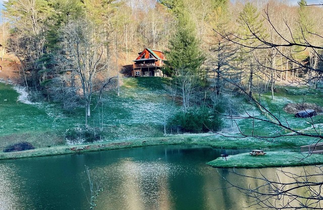 FALL ESCAPE 4-bedroom dog-friendly log cabin