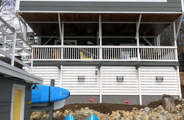 FALL FALL FALL. Hot Tub.Great mountain views & water views. No boating til May26