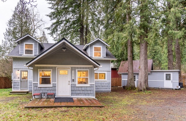 Fall family fun near Mt Hood with a hot tub! Hike! Bike! Ski!
