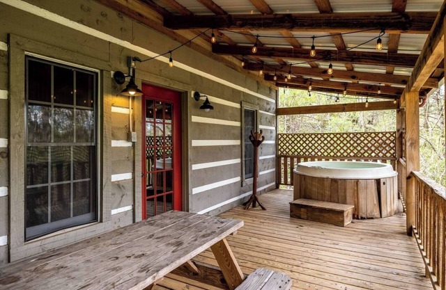 Fall Foliage! King Bed! Arcade! Hot Tub!