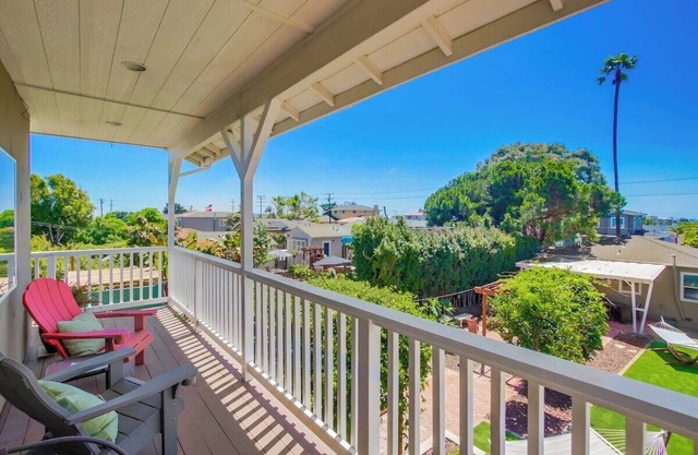 Fall fun at Safari Bay Hideaway-pet friendly yard!