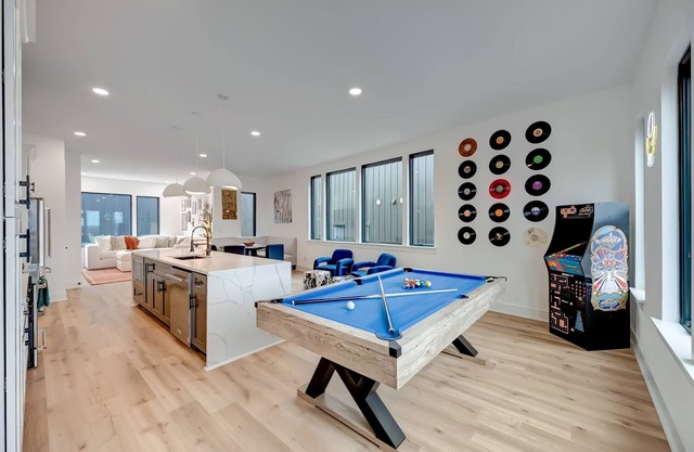 Fall getaway rooftop hot tub, sauna, game zone, twin homes near Broadway