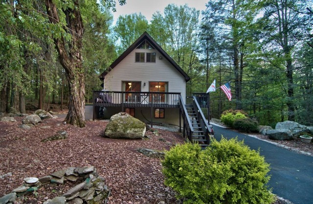 Fall into Comfort! Perfect Home in The Hideout, walk to Marina scenic lake views