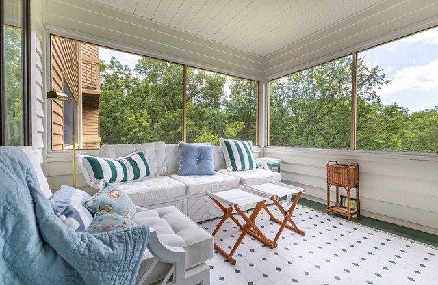 Fall into Lake Views! King Bed, Screened Porch & Fireplace – Guest Favorites!