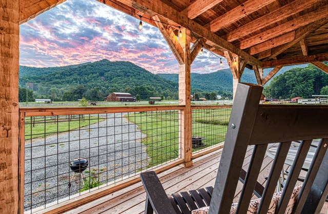 Fall on the Farm, Horses Hot Tub Views Fresh Eggs
