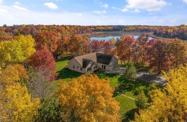 Fall Retreat on Lake Edward, Mins to Nisswa, Hot Tub , Game Room , Firepit