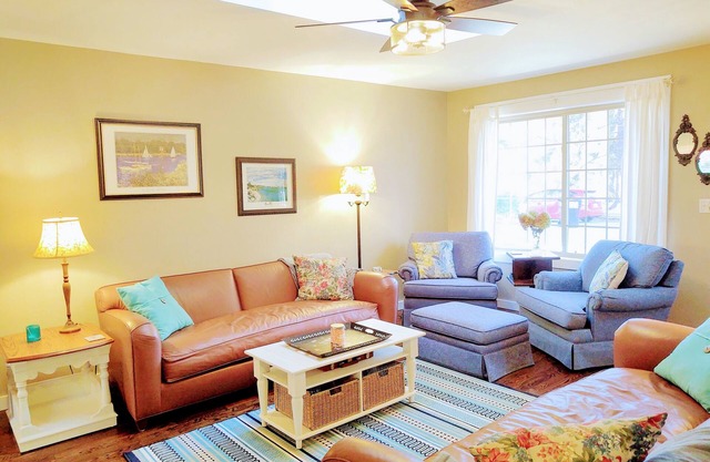 FALL, the best kept secret at this Adorable Cottage! Wineries,Restaurants,Trails