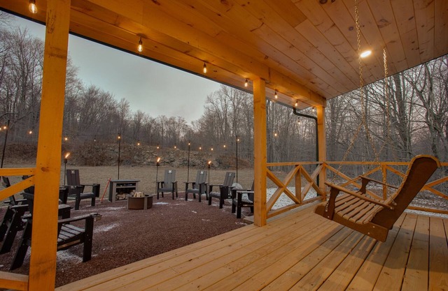 Fallbrook Retreat | HOT TUB, Fire Pit + Swings!