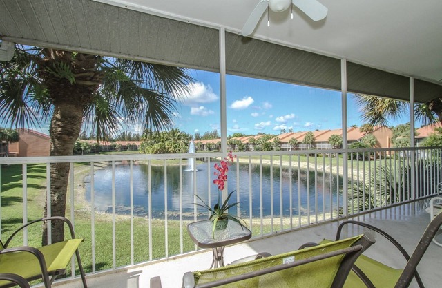 Falling Waters-Largest Resort Style Swimming Pool in Naples! 5 miles to 5th St.