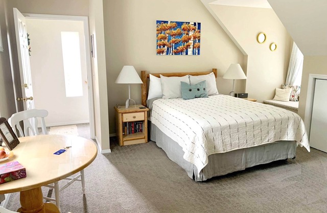 Falls Queen Suite with vaulted ceilings, mountain views and property hot tub.