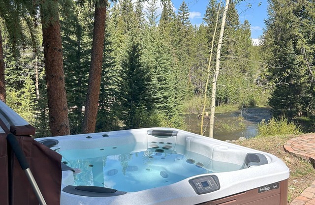 Families & Gatherings - Hot Tub, huge views, on Blue River, activities for all!