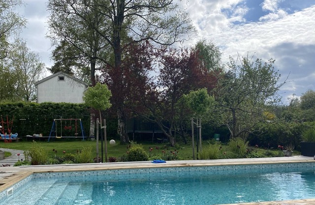 Familjevilla med Uppvärmd Pool, 15 min Från Stockholms Centrum