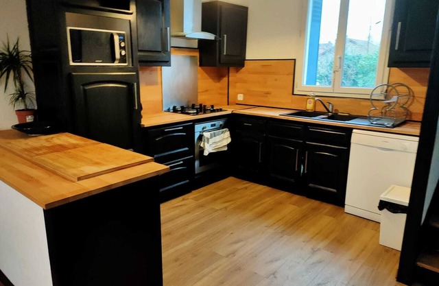Family and Business Stay! Spacious 135m2 house (garden and parking)
