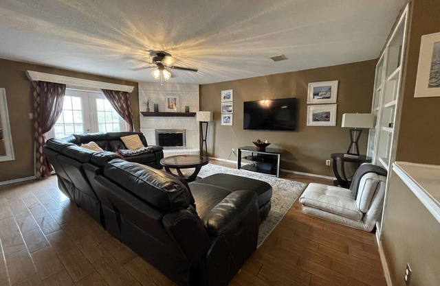 Family and friend’s sweet retreat in quite neighborhood