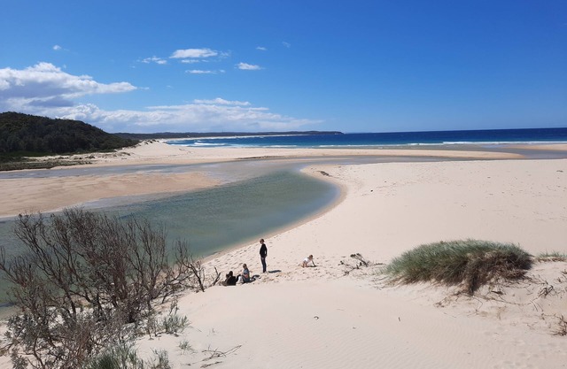 Family and pet friendly beach holiday home Lake Tabourie