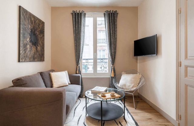 Family apartment in Paris: 2 bedrooms, WiFi & close to attractions