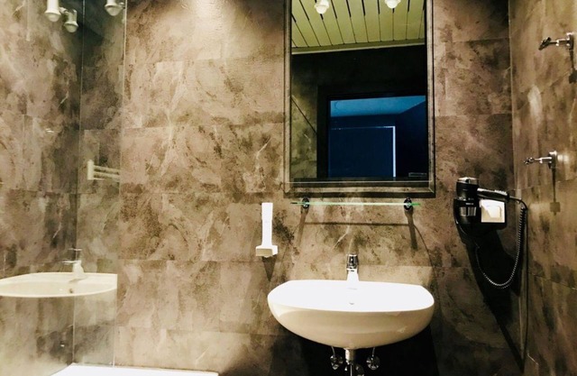 Family room, shower, WC, 1 bedroom - Basekamp Mountain Budget Hotel