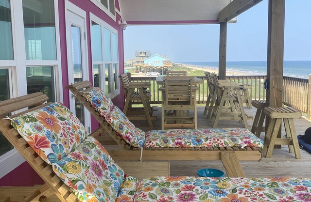 FAMILY BEACH FRONT with amazing ocean views and great loft