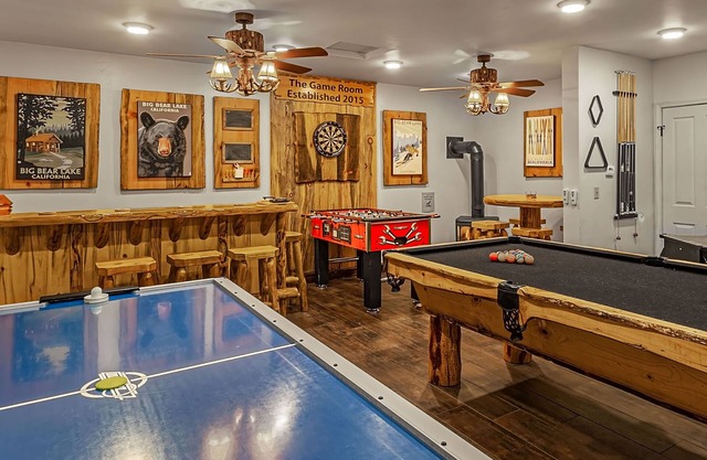 Family cabin: Hot tub, firepit, game room, fenced, BBQ, movie lineup