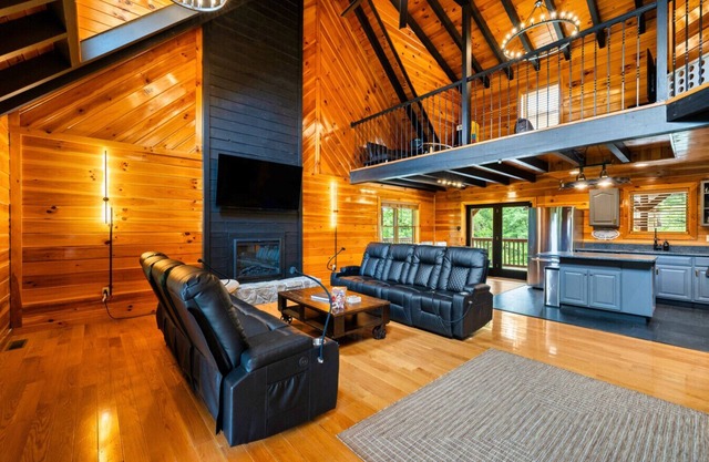 Family Cabin | Hot Tub, Game Loft, & Gorge Trails!