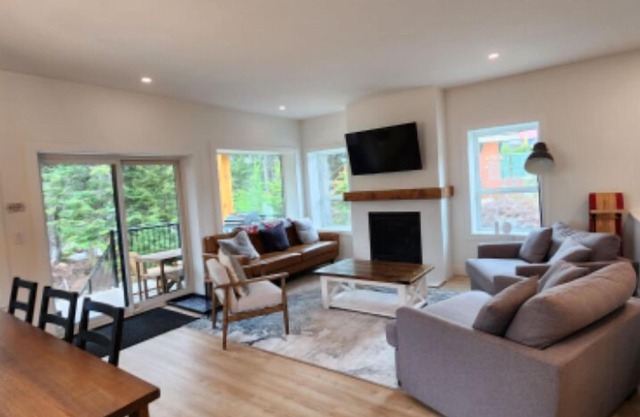 Family cabin sleeps 10 w/hot tub, games room & mountain views - 2 mins to base