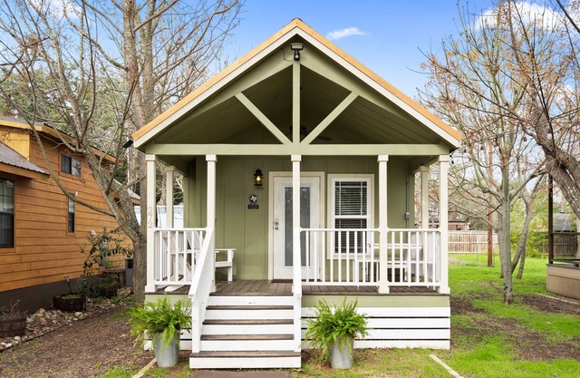 Family Cabin w/deck near San Marcos River!