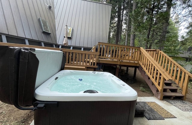 Family Chalet- HOT TUB, Pets, Arcade Game, FirePit