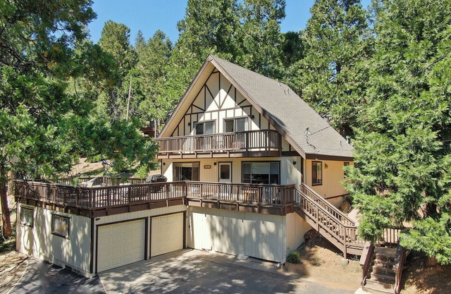 Family Chalet w/Hot Tub nestled in Blue Lake Springs